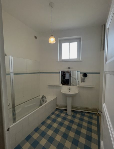 salle de bain avec baignoire avant rénovation